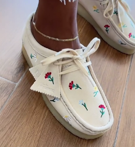 Wallabee Taupe Embroidery Flats