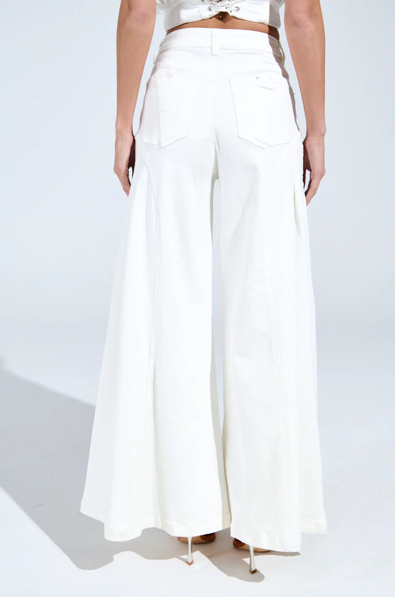 Stylish & Cool White Wide-Leg Jeans
